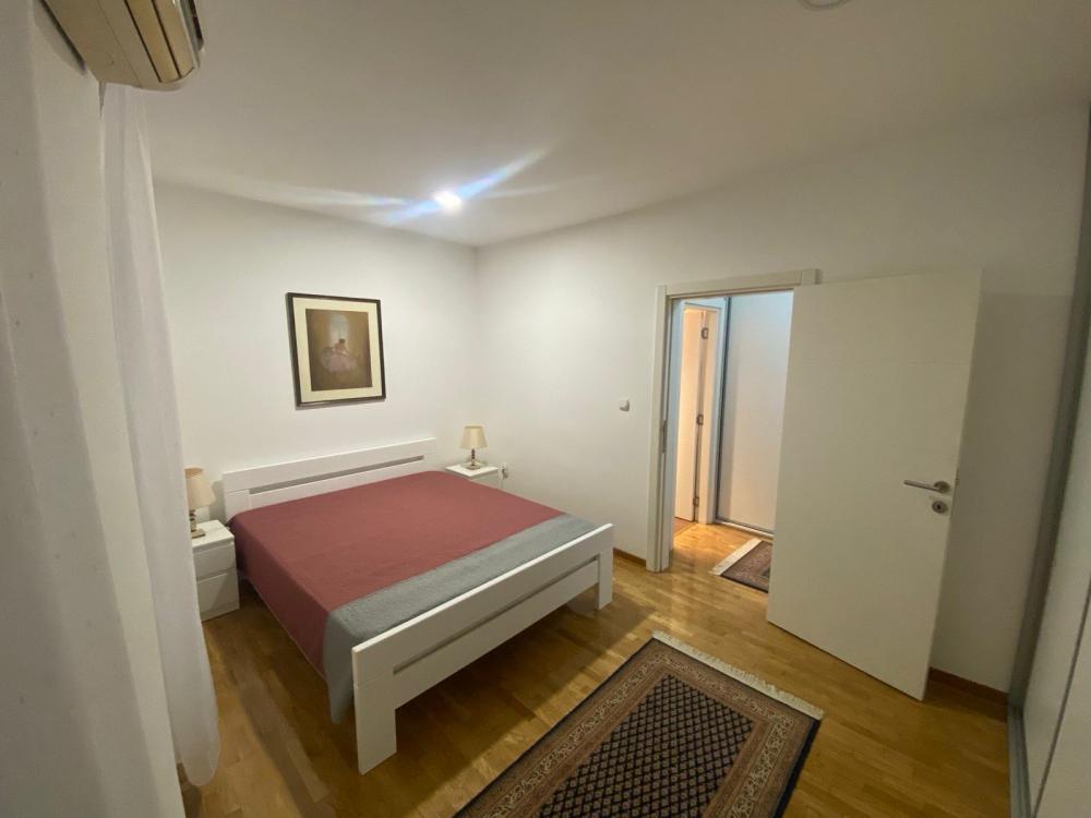 Izdavanje Kalenić pijaca-67m2 ID#2402