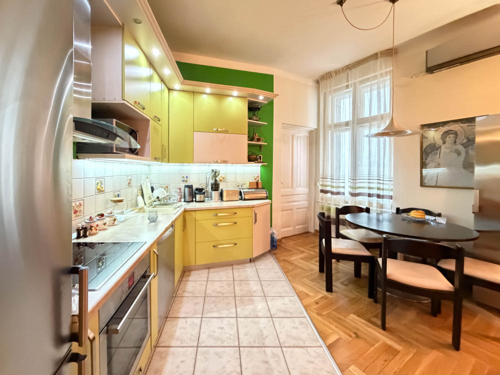 Na prodaju salonski stan na top lokaciji ID#2423