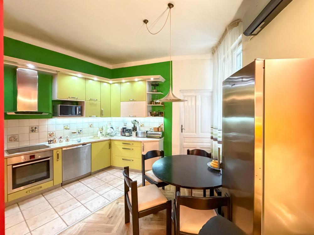 Na prodaju salonski stan na top lokaciji ID#2423