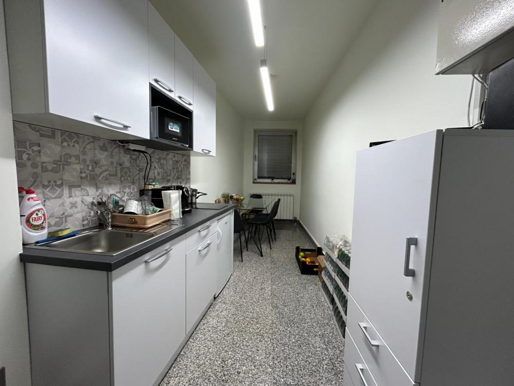 Izdaje se Poslovni Prostor-Takovska/Kraljice Marije-150m2 ID#2437