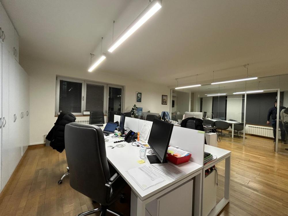 Izdaje se Poslovni Prostor-Takovska/Kraljice Marije-150m2 ID#2437