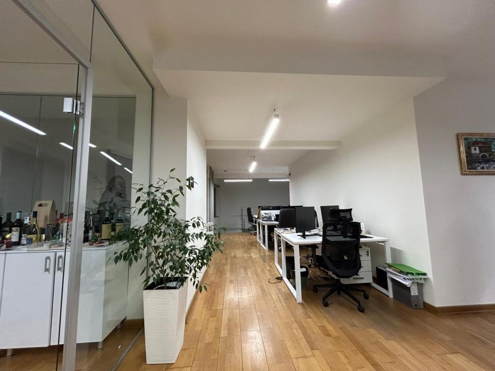 Izdaje se Poslovni Prostor-Takovska/Kraljice Marije-150m2 ID#2437