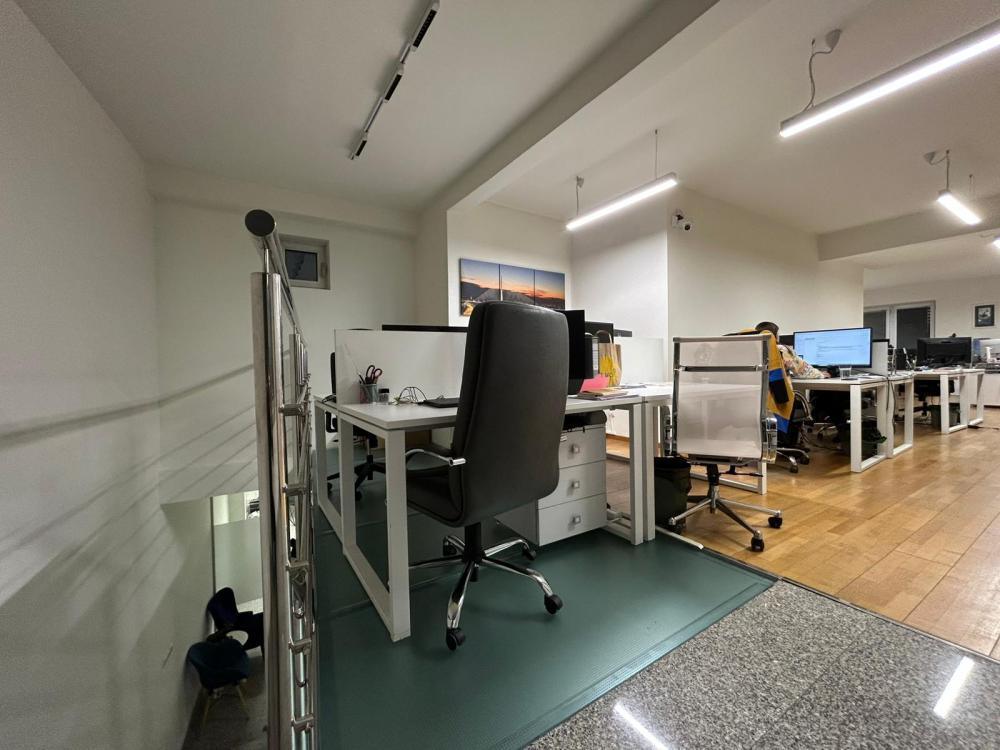 Izdaje se Poslovni Prostor-Takovska/Kraljice Marije-150m2 ID#2437