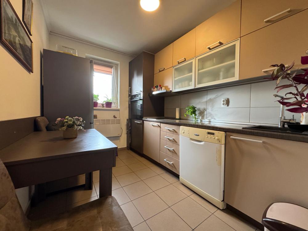 Odlčan stan u centru sa parking mestom i velikim terasama ID#2477