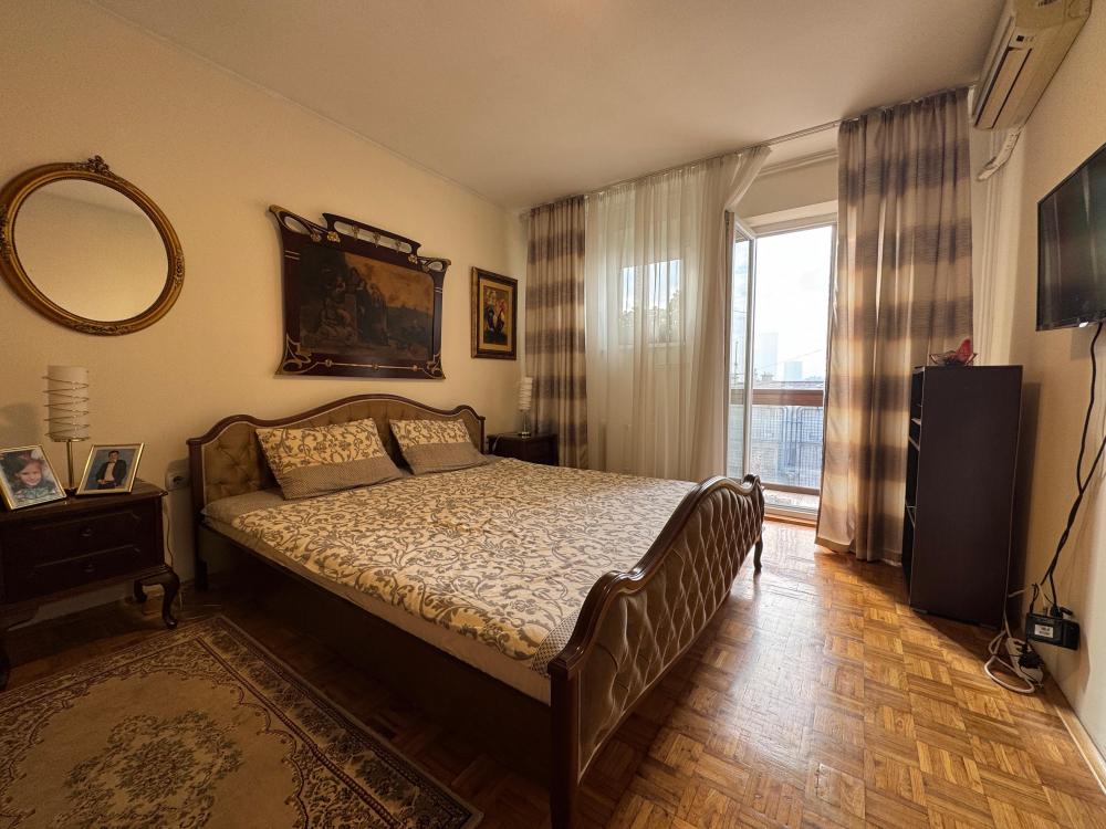 Odlčan stan u centru sa parking mestom i velikim terasama ID#2477