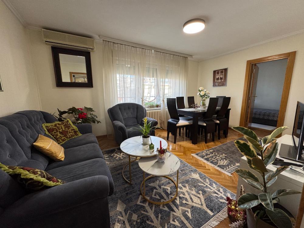 Odlčan stan u centru sa parking mestom i velikim terasama ID#2477