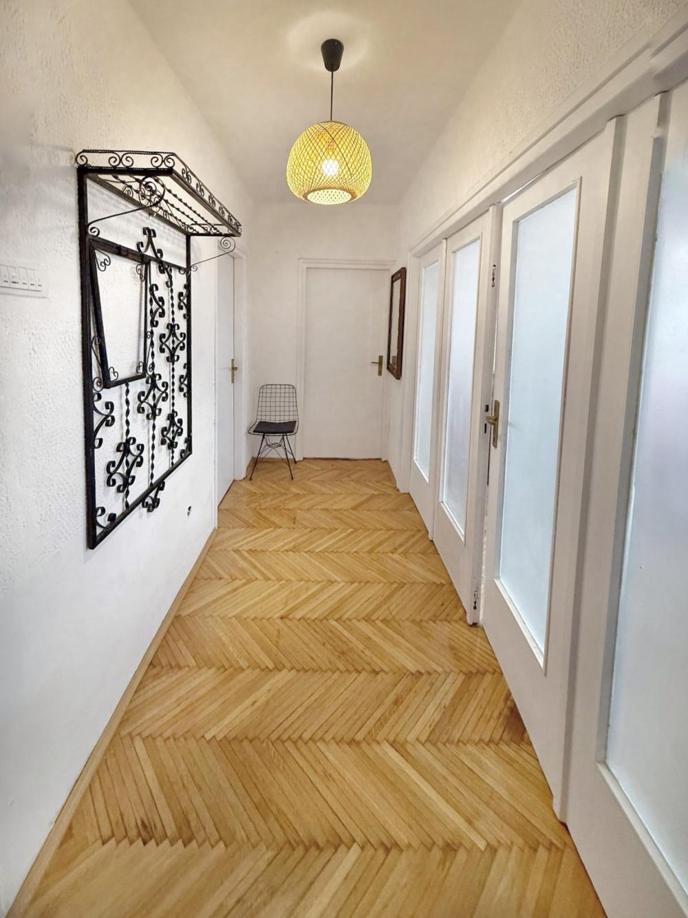 Dvosoban stan sa otvorenim pogledom|Strogi centar grada ID#2528