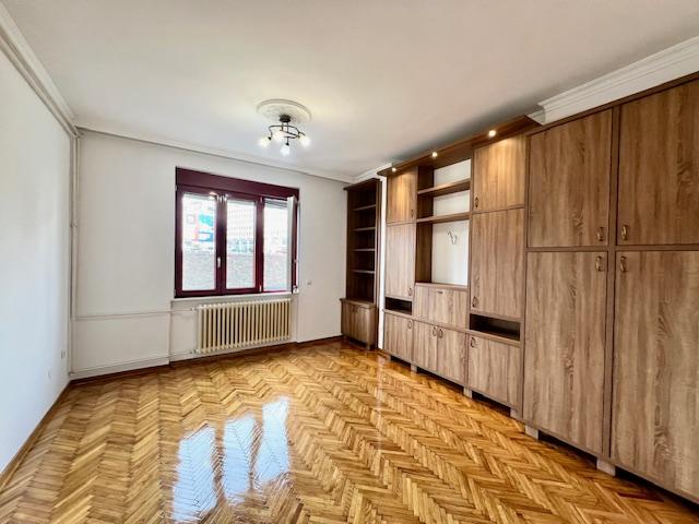 Salonac u blizini reke ID#2535