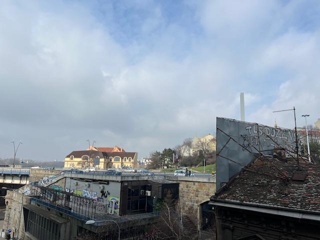 Salonac u blizini reke ID#2535