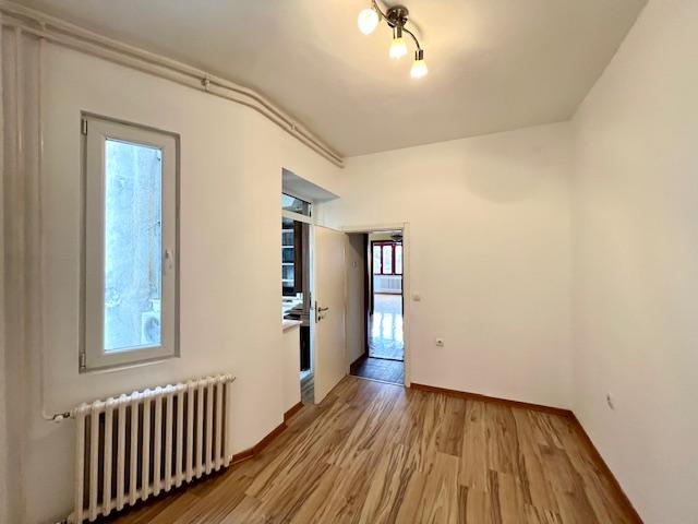 Salonac u blizini reke ID#2535