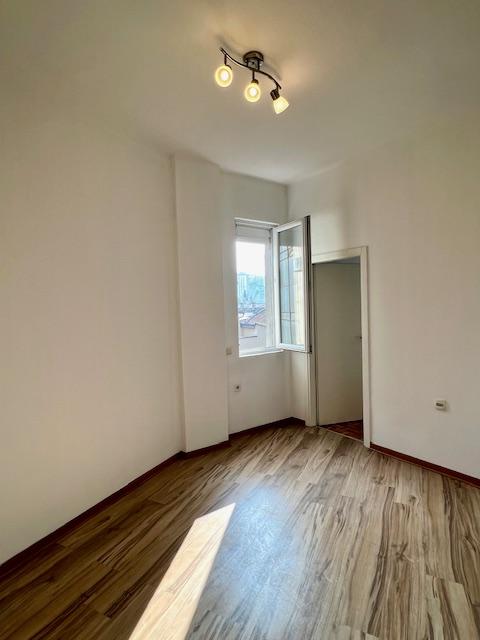 Salonac u blizini reke ID#2535