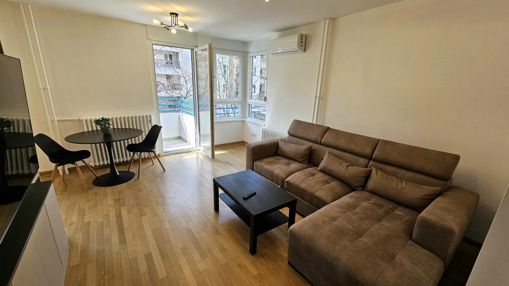 Luksuzno renoviran 2.0 stan, Crveni krst ID#2564