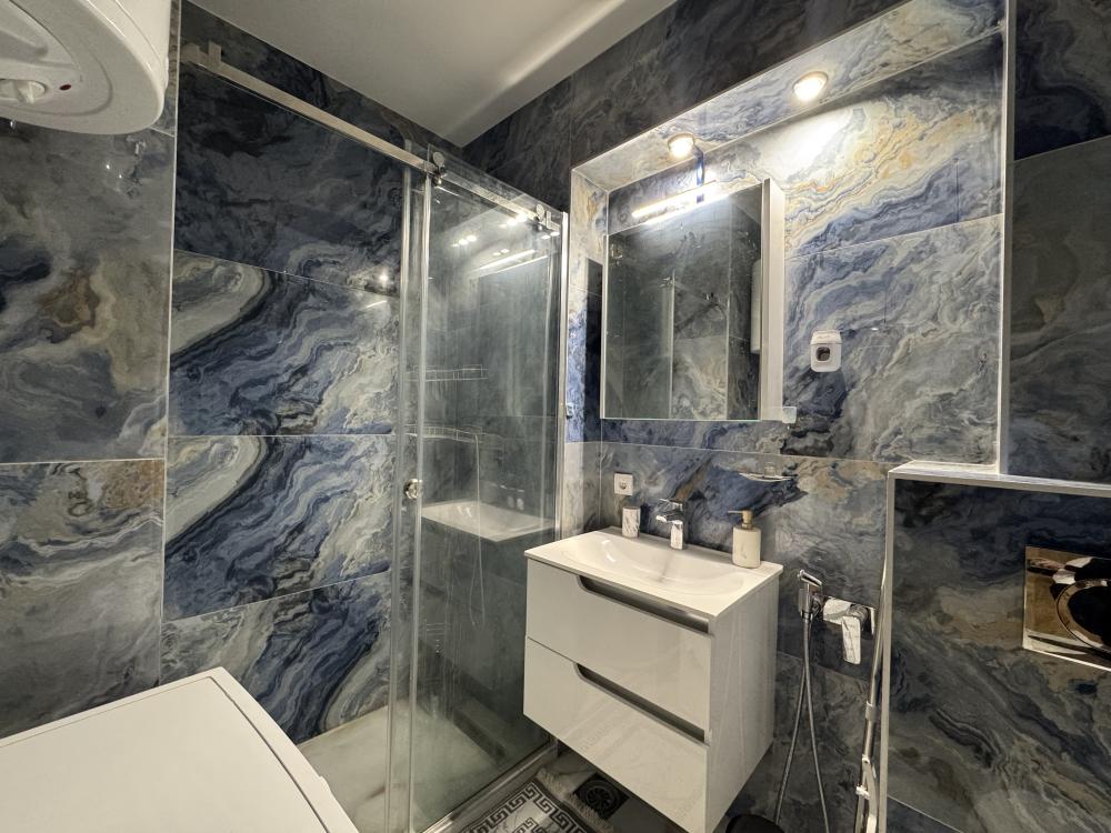 Luksuzno renoviran stan – 58m2+20m2, blok 70 ID#2575